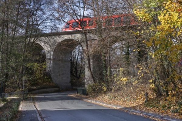 Regional train crosses the historic railway bridge, viaduct in Lauf, built in 1876, Bayreuth-Nuremberg railway line, Lauf an der Pegnitz, Middle Franconia, Bavaria, Germany