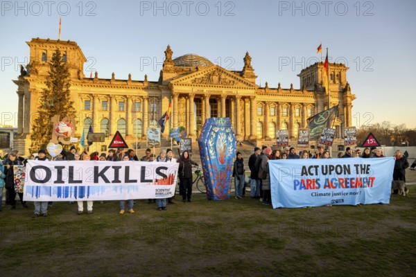 Demonstration of Extinction Rebellion to mark the 10th anniversary of the Paris Agreement and to reach the first climate tipping point, the death of coral reefs, Reichstag, Berlin, 12.12.2025