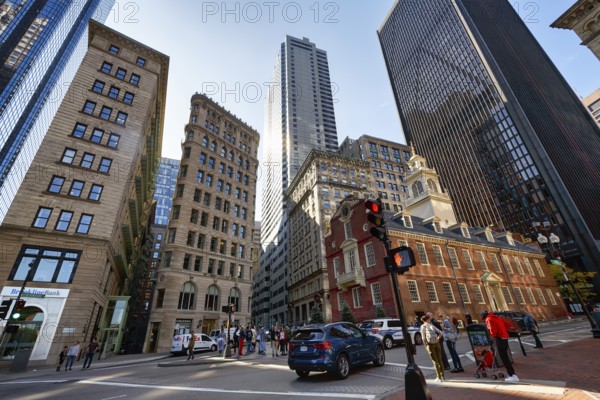 Historic Administration Building, Old State House, walkers, passers-by, colonial style, Washington Street and State Street intersection, Freedom Trail, Financial District, Boston, Massachusetts, New England, USA