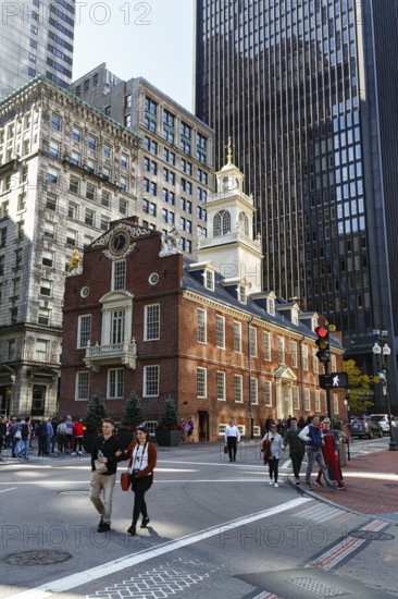 Historic Administration Building, Old State House, Walkers, Pedestrians, Colonial Style, Symbolic Photo, American Revolution, Washington Street and State Street Intersection, Freedom Trail, Financial District, Downtown, Boston, Massachusetts, New England, USA