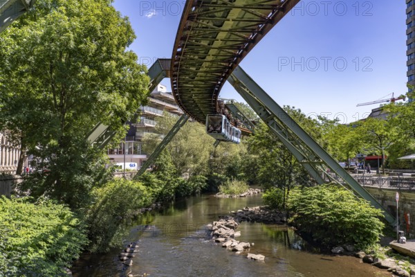 Schwebebahn und Fluss Wupper in Elberfeld, Wuppertal, North Rhine-Westphalia, Germany