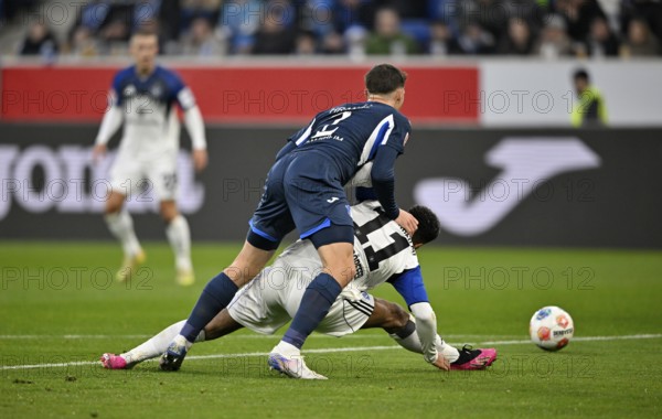 Tackle, action Robin Hranac TSG 1899 Hoffenheim (02) against Ransford Königsdörffer Hamburger SV HSV (11) PreZero Arena, Sinsheim, Baden-Württemberg, Germany