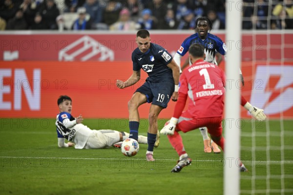 Goal kick Action Goal chance Tim Lemperle TSG 1899 Hoffenheim (19) against goalkeeper Daniel Heuer Fernandes Hamburger SV HSV (01) PreZero Arena, Sinsheim, Baden-Württemberg, Germany