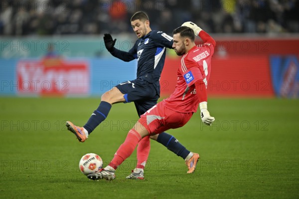 One-on-one, action Andrej Kramaric TSG 1899 Hoffenheim (27) against goalkeeper Daniel Heuer Fernandes Hamburger SV HSV (01) PreZero Arena, Sinsheim, Baden-Württemberg, Germany
