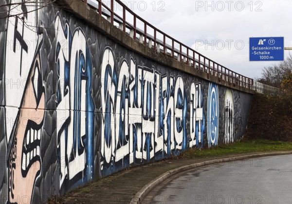 Graffitti at exit no. 17 on the A 42 Gelsenkirchen-Schalke, Schalker Meile, Gelsenkirchen, Ruhr area, North Rhine-Westphalia, Germany