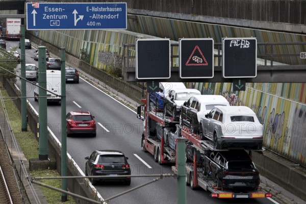 Traffic on the A 40 motorway, infrastructure, Essen, Ruhr area, North Rhine-Westphalia, Germany