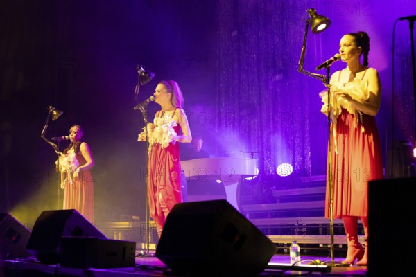 Laing, electro soul pop, D, The Grand Gala 2025, live on 13.12.2025, Huxley's New World, Berlin, Germany < english> Laing, Electro Soul Pop, D, The Grand Gala 2025, live on December 13, 2025, Huxley's New World, Berlin, Germany