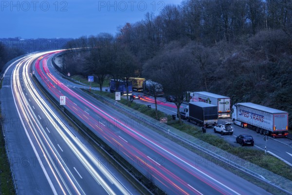 Evening traffic on the A52 motorway, between Düsseldorf and Essen, at the Ruhr Valley Bridge, across the Ruhr near Mülheim-Mintard, partly slow, rush hour traffic, Auberg rest area, looking north, North Rhine-Westphalia, Germany