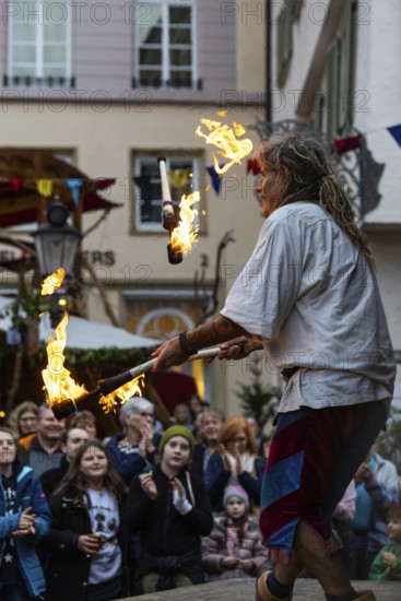 Juggler, fire, stage, audience, medieval clothing, medieval market, city of Esslingen, district of Esslingen, Baden-Württemberg, Germany