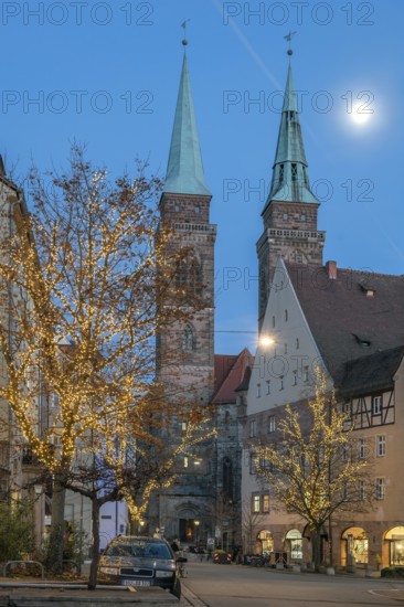Sebaldus Church, decorated trees in front during Advent, wine market, Nuremberg, Middle Franconia, Bavaria, Germany