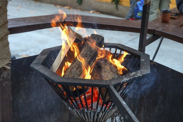 Wood fire at the historic Christmas market on Neustädter church square, Erlangen, Middle Franconia, Bavaria, Germany