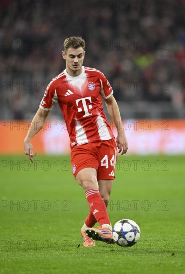 Josip Stanisic FC Bayern Munich FCB (44) Action on the ball Champions League, Allianz Arena, Munich, Bavaria, Germany