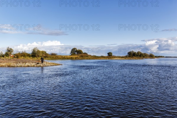 Anglers on the riverbank, river landscape near Bitter, Neuhaus district, Elbe floodplain in Lower Saxony, Germany