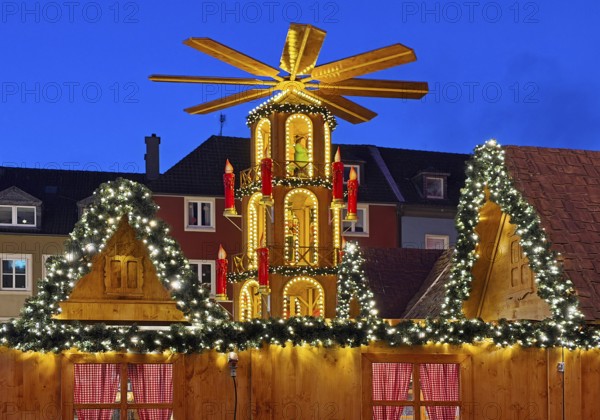 The Christmas market with the mulled wine pyramid in front of apartment buildings in the evening, Witten, Ruhr area, North Rhine-Westphalia, Germany