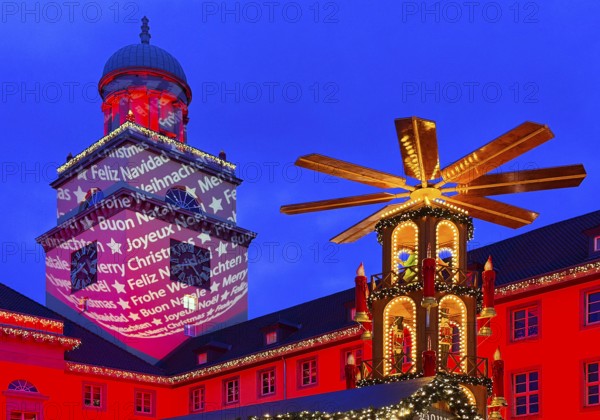 The Christmas market with the mulled wine pyramid and the illuminated town hall in the evening, Witten, Ruhr area, North Rhine-Westphalia, Germany
