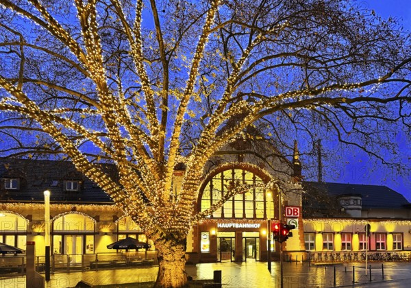 Central Station with Christmas lights in the evening, Witten, Ruhr area, North Rhine-Westphalia, Germany