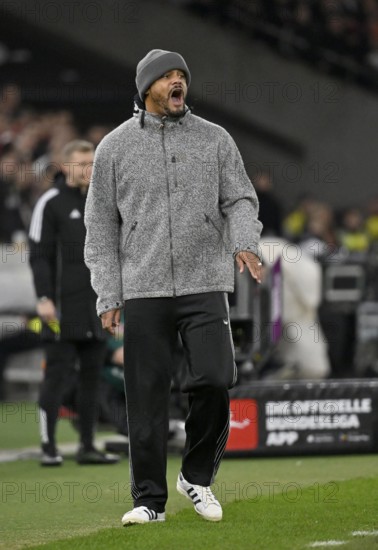 Coach coach Vincent Kompany FC Bayern Munich FCB on the sidelines gesture gesture MHParena, MHP Arena Stuttgart, Baden-Württemberg, Germany