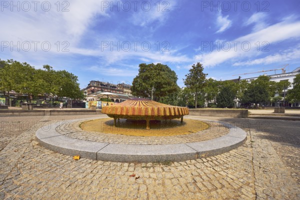 Kochbrunnenspringer thermal spring, mussel shaped, fountain, park, trees, lawn, paths, general architecture, blue sky, cumulus clouds, cirrus clouds, Kochbrunnenplatz, Wiesbaden, state capital, district-free city, Hesse, Germany