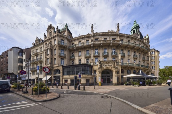 Historic building, former hotel palace hotel, barrier bollard, street, round façade with windows, catering, outdoor area, restaurant, parking strip with vehicles, blue sky, cirrostratus clouds, cirrus clouds, cumulus clouds, wreath square, Wiesbaden, state capital, district-free city, Hesse, Germany