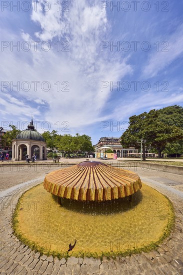 Kochbrunnenspringer thermal spring, mussel-shaped, pavilion Kochbrunnenpavillon, fountain, park, trees, lawn, paths, general architecture, blue sky, cumulus clouds, cirrus clouds, Kochbrunnenplatz, Wiesbaden, state capital, district-free city, Hesse, Germany