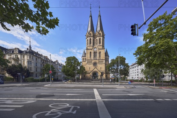 Evangelische Ringkirchengemeinde, church, neo-Romanesque architectural style, architect Johannes Otzen, general architecture, houses, buildings, street, cycle path, road marking BUS, lanes, directional arrows, traffic lights, trees, branches, blue sky, altocumulus clouds, intersection Rheinstraße, Kaiser-Friedrich-Ring and An der Ringkirche, Bundesstraße B54, Wiesbaden, state capital, district-free city, Hesse, Germany