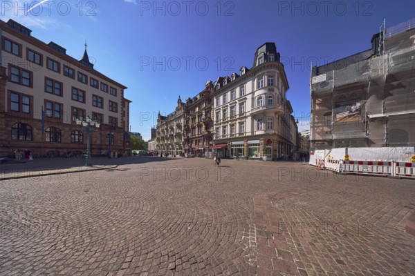 Historic buildings, old residential and commercial buildings, renovation, scaffolding, construction site, paving stone square, pedestrians as accessories, deep blue sky, cirrus clouds, intersection of Schlossplatz, Marktstraße and Ellenbogengasse, Wiesbaden, state capital, district-free city, Hesse, Germany