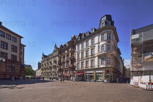 Historic buildings, old residential buildings and commercial buildings, paving stone square, pedestrians as accessories, blue sky, cloudless, intersection of Schlossplatz, Marktstraße and Ellenbogengasse, Wiesbaden, state capital, district-free city, Hesse, Germany