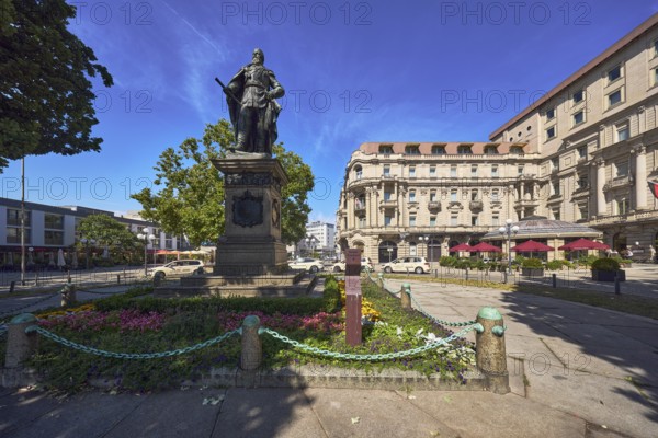 Kaiser Friedrich memorial, flower bed, general architecture, historic building, trees, blue sky, cirrus clouds, Kaiser-Friedrich-Platz square, Wiesbaden, state capital, district-free city, Hesse, Germany