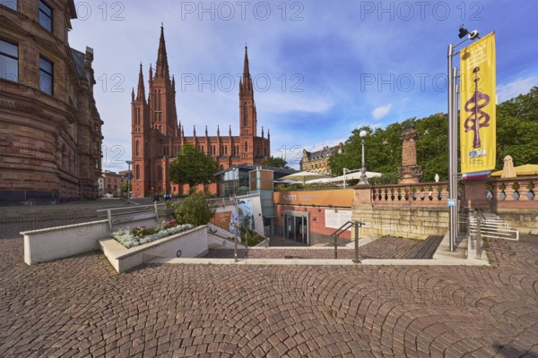 Sam - Stadtmuseum am Markt, entrance, staircase, flower bed, advertising flag on flagpoles, sandstone wall, Protestant market church community Wiesbaden, church market church, neo-Gothic style, architect Carl Boos, square made of paving stones, outdoor area of a restaurant, historic building, trees, blue sky, cumulus clouds, market square, Wiesbaden, state capital, district-free city, Hesse, Germany