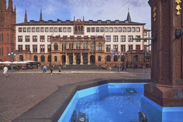 Market fountain, sandstone, town hall, neo-Renaissance style, architect Georg von Hauberrisser, paving stone square, pedestrian as accessories, blue sky, cumulus clouds, diffuse light, slightly sunny, Schlossplatz square, Wiesbaden, state capital, district-free city, Hesse, Germany