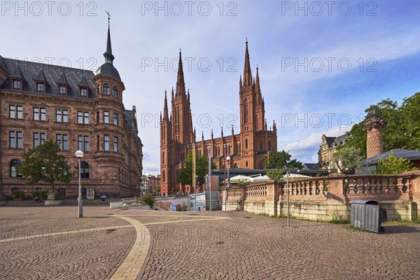 Protestant market church community Wiesbaden, market church, neo-Gothic style, architect Carl Boos, town hall, architect Georg von Hauberrisser, square made of paving stones, sandstone wall, lantern, trees, blue sky, cumulus clouds, square square, Wiesbaden, state capital, district-free city, Hesse, Germany