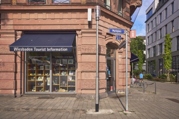 Wiesbaden tourist information, historic commercial building, awnings, shop windows, tourist information, street signs, sunny, intersection of marketplace with Karl-Glässing-Straße, Wiesbaden, state capital, district-free city, Hesse, Germany