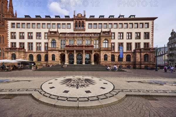 New town hall, historic building, neo-Renaissance style, architect Georg von Hauberrisser, paving stone square, imperial eagle of the German Empire, entrance, staircase, façade with windows, pedestrians as accessories, sitting people, blue sky, cumulus clouds, Schlossplatz square, Wiesbaden, state capital, district-free city, Hesse, Germany