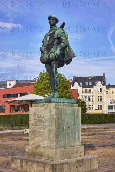 Wilhelm von Nassau-Oranien monument, general architecture, tree, blue sky, cumulus clouds, evening light, Schlossplatz, Wiesbaden, state capital, district-free city, Hesse, Germany