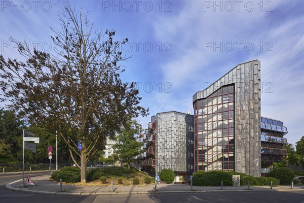 Theatre car park, modern architecture, sidewalk, barrier bollards, trees, bushes, lawn, blue sky, cumulus clouds, evening light, intersection Parkstraße with Paulinenstraße, Wiesbaden, state capital, district-free city, Hesse, Germany