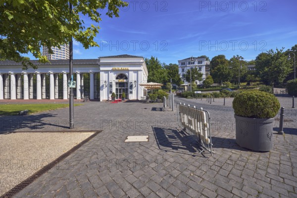 Casino, colonnades, architect Heinrich Jakob Zengerle, historic building, planter, entrance, barrier railings, barriers, trees, lawn, blue sky, cirrus clouds, Kurhausplatz, Wiesbaden, state capital, district-free city, Hesse, Germany