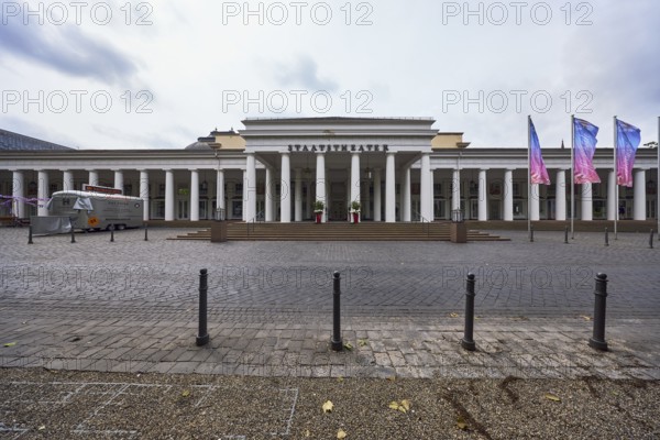 Hessian State Theatre, theatre crowds, brick street, barrier bollard, advertising flag on flagpoles, back light, cloudy, Nimbostratus clouds, Christian-Zais-Straße, Wiesbaden, state capital, district-free city, Hesse, Germany