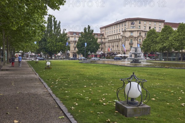 Bowling Green, green spaces, fountain, trees, Platanus × acerifolia (Platanus ×hispanica), lantern, lawn, paths, general architecture, cloudy, nimbostratus clouds, Wilhelmstraße, Kurhausplatz, Wiesbaden, state capital, independent city, Hesse, Germany