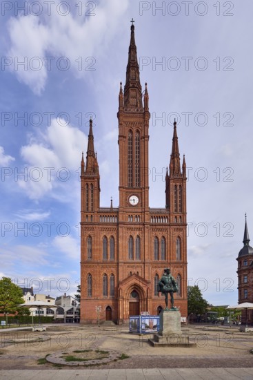 Protestant market church community Wiesbaden, market church, neo-Gothic style, architect Carl Boos, monument to Wilhelm of Nassau-Oranien, construction site redesign, blue sky, cumulus clouds, Schlossplatz square, Wiesbaden, state capital, district-free city, Hesse, Germany