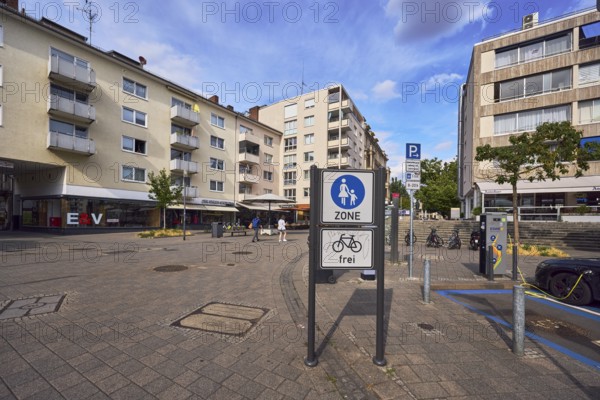 Pedestrian zone road sign, additional sign for cyclists free, general architecture, houses, residential buildings and commercial buildings, concrete paving, balcony, windows, trees, blue sky, cumulus clouds, Webergasse, Wiesbaden, state capital, district-free city, Hesse, Germany