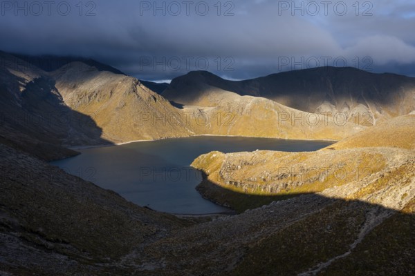 View to Upper Tama Lake, Tama Lake Walk (Tama Lakes Track), evening light, golden hour, Tongariro National Park, North Island, New Zealand