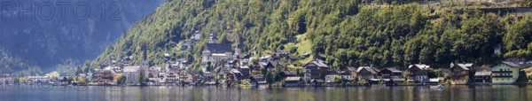 A, Hallstatt, Pano, k, cut, A wide panorama of a picturesque village on a quiet lakeside with wooded mountains, Austria