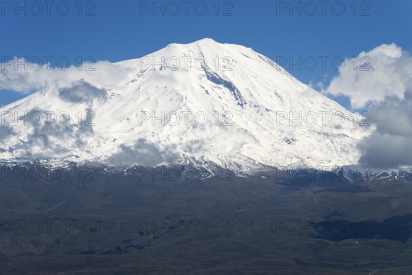 Majestic snow-covered mountain with some clouds under clear blue sky, landscape near Demirtepe, Great Ararat, Büyük Agri Dagi, Dogubayazit, Dogubayazit, Dogubeyazit, Agri Province, Eastern Anatolia, Anatolia, Turkey
