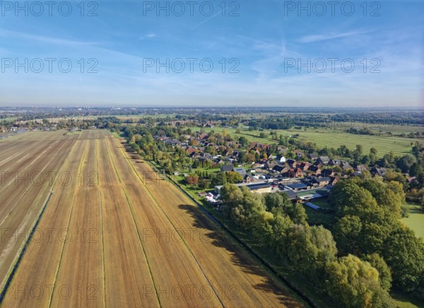 Autumn fields near Fünfhausen in Hamburg's Vier- und Marschlanden. aerial view. Fünfhausen, Kirchwerder, Hamburg, Germany