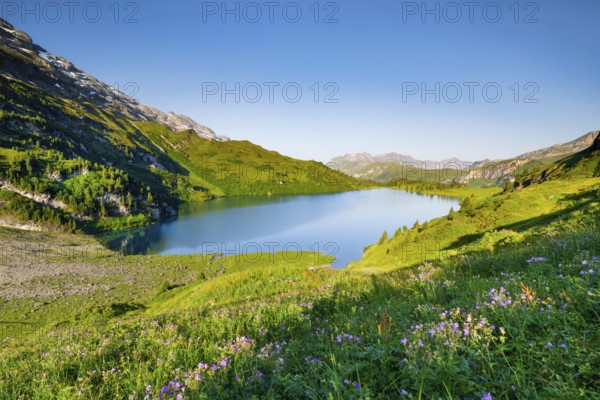 Engstlensee near Engstlenalp with Rothorn and Glogghues in the background, Canton of Bern, Switzerland