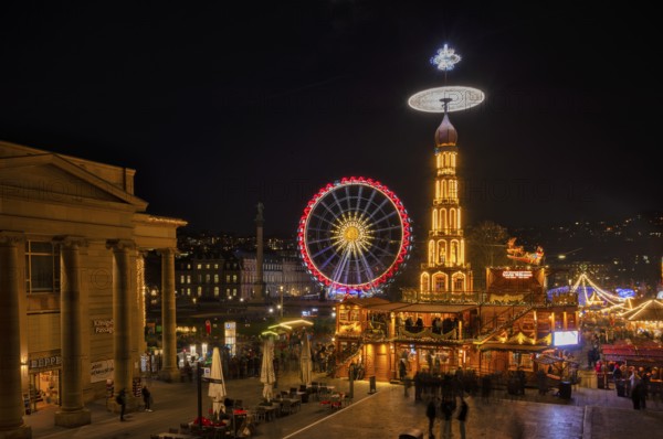 Night view, Christmas market with Christmas pyramid, Ferris wheel, New Palace, Schlossplatz, Königsbau, Christmassy, Stuttgart, Baden-Württemberg, Germany