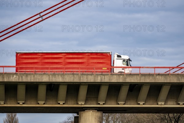 Truck, truck with trailer, on the A42 bridge across the Rhine near Duisburg-Beeckerwerth