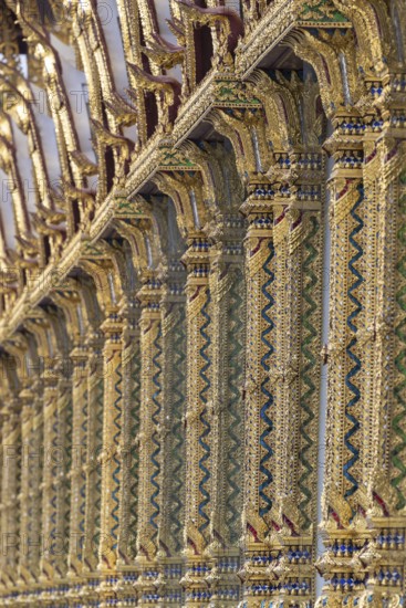 Columns with mosaic decorations (Lai Kranok), also: golden, mosaic-decorated Thai temple columns (Sao), decorated in the Lai Kranok style, typical of Rattanakosin architecture (Bangkok style), on the outer façade of the Ubosot (ordination hall), Wat Chana Songkhram, Phra Nakhon, Bangkok, Thailand