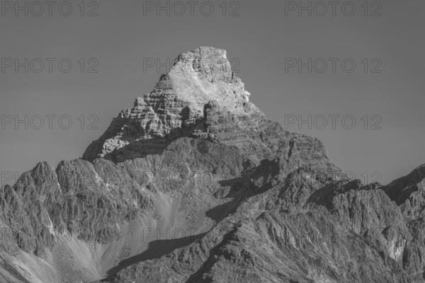 Mountain panorama from the Koblat-Höhenweg on the Nebelhorn across the Obertal with lush green meadows to the Hochvogel and Rosszahn group with the Hochvogel, 2592m, Allgäu, Bavaria, Germany