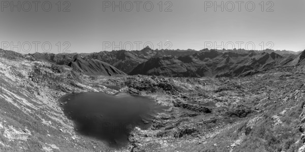 Mountain panorama over Laufbichlsee, behind it the Hochvogel, 2592m, Allgäu Alps, Allgäu, Bavaria, Germany
